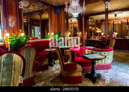 Parigi, Francia, sala lounge vuota all'interno dell'hotel di lusso Costes, fantasia, arredi di design, vista grandangolare Foto Stock