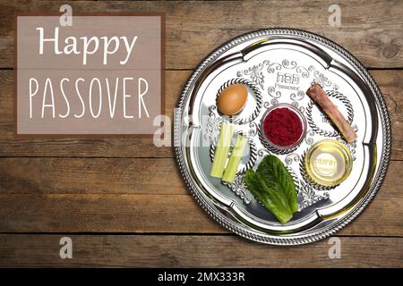 Piastra di protezione Passover (keara) su tavolo di legno, vista dall'alto. Festa di Pesah Foto Stock