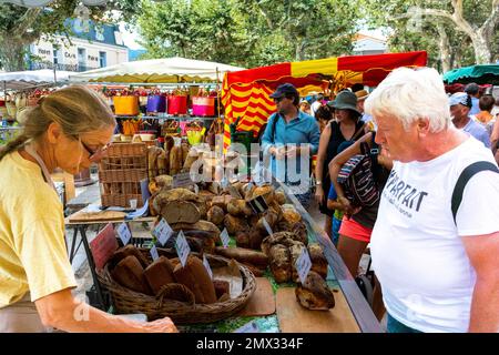 Collioure, Francia, (regione di Perpignan), grande affluenza di persone, shopping al mercato francese all'aperto, panetteria, pane, scene di strada Foto Stock