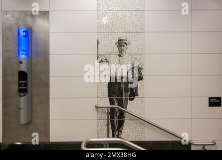 Tessere mosaico di persone nella stazione 63rd Street sulla linea F della metropolitana nella parte superiore est di Manhattan New York City Foto Stock