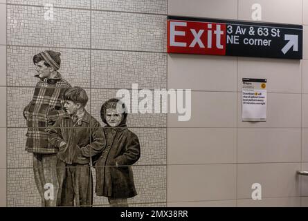 Tessere mosaico di persone nella stazione 63rd Street sulla linea F della metropolitana nella parte superiore est di Manhattan New York City Foto Stock