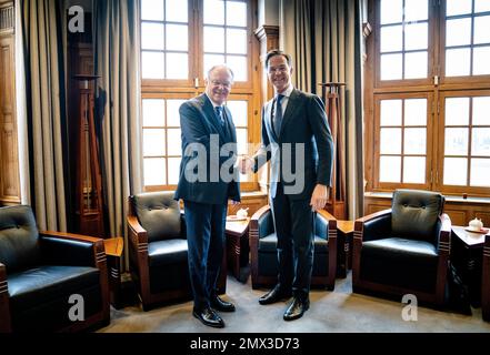 L'AIA - il primo ministro Mark Rutte riceve il primo ministro Stephan Weil della bassa Sassonia. Nel corso del loro incontro, Rutte e Weil discutono, tra l'altro, della cooperazione tra i Paesi Bassi e la bassa Sassonia in vari settori. ANP BART MAAT netherlands OUT - belgio OUT Foto Stock