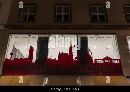 Vienna, Austria - 16 ottobre 2022: Mostra di un mondo di souvenir, negozio di souvenir con lo skyline di Vienna di notte in una strada commerciale di Innere Foto Stock