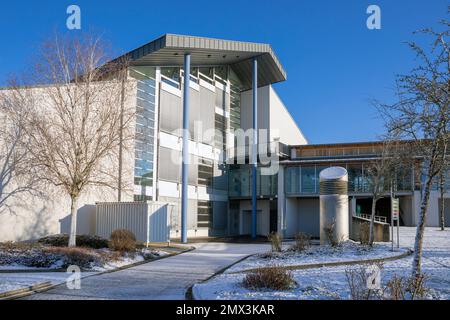 Europa, Lussemburgo, Koerich Scuola con l'ingresso al padiglione Sportif Koerich (Centro Sportivo) in inverno Foto Stock