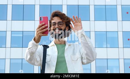 Giovane uomo d'affari che effettua una videochiamata con uno smartphone. Giovane uomo intraprendente Foto Stock