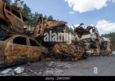 Auto distrutte dalla guerra a Irpin, distretto di Buha, Ucraina Foto Stock
