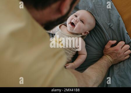 Padre giocando con il bambino Foto Stock