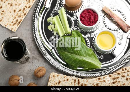 Composizione piana con piastra di sicurezza Passover (keara) su tavolo grigio. Festa di Pesah Foto Stock