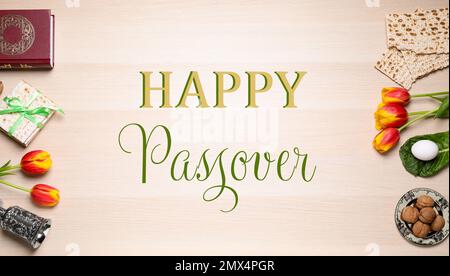 Composizione piatta con simbolica Pesach (Passover Seder) su tavola di legno Foto Stock