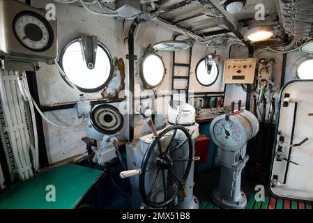 Ponte del capitano di una vecchia nave da guerra - Polonia Foto Stock