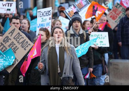 Peterborough, Regno Unito. 01st Feb, 2023. Un raduno "proteggere il diritto allo sciopero" si svolge presso la Piazza della Cattedrale di Peterborough, a Peterborough, Cambridgeshire. Soprannominato 'walkout Mercoledì', le persone sono andate in sciopero oggi tra cui insegnanti, macchinisti, funzionari pubblici e autisti di autobus. Credit: Paul Marriott/Alamy Live News Foto Stock