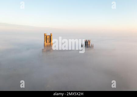 La foto datata gennaio 24th mostra la Cattedrale Ely a Cambridgeshire, conosciuta come la nave delle Fene, avvolta nella nebbia il martedì mattina. Majestic Ely Cat Foto Stock