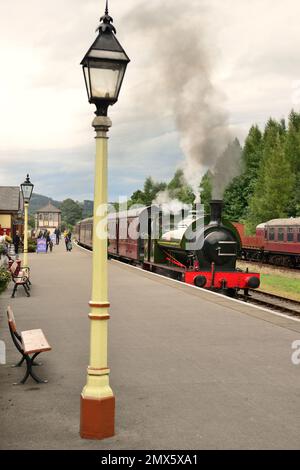 Hunslet 0-6-0 Sella Tank No 2705 Beatrice lascia la stazione di Bolton Abbey sulla Embsay and Bolton Abbey Steam Railway, North Yorkshire, 10.09.2013. Foto Stock