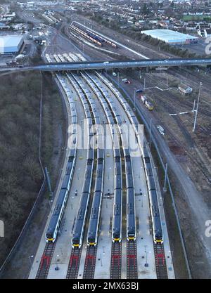 Peterborough, Regno Unito. 01st Feb, 2023. I treni sono stazionari nei sidings a Peterborough, Cambs., poichè l'azione nazionale di sciopero dal sindacato dei macchinisti di treno ASLEF e dal sindacato di RMT significa che non ci saranno treni che funzionano oggi, o venerdì 3rd febbraio. La linea principale della costa orientale tra Peterborough e Londra è di solito molto frequentata dai pendolari sui treni Thameslink e LNER. Credit: Paul Marriott/Alamy Live News Foto Stock