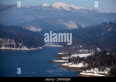 Vista del lago Lokve, villaggio e Risnjak sotto la neve, a Gorski Kotar, Croazia, il 02 febbraio 2023. Foto: Goran Kovacic/PIXSELL Foto Stock