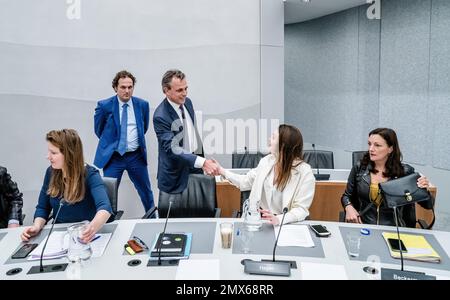 L'AIA - (VLNR) Eva van Esch (PvdD), Henri Bontenbal (CDA), Mark Harbers, Ministro delle infrastrutture e della gestione delle acque, Kiki Hagen (D66) e Sandra Beckerman (SP) nel corso di un dibattito in seno alla Camera dei rappresentanti sul PFAS e sugli effetti sulla salute di queste sostanze nocive. ANP BART MAAT netherlands OUT - belgio OUT Foto Stock