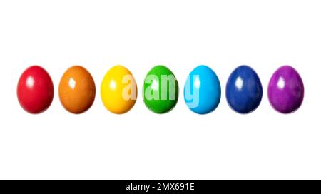 Arcobaleno, fatto di uova colorate, in fila. Uova di pollo sode e multicolori, tradizionalmente utilizzate durante il periodo pasquale come regalo. Foto Stock