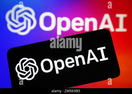 In questa foto, il logo OpenAI di un'azienda di intelligenza artificiale è visualizzato sullo schermo di uno smartphone e di un pc. Foto Stock