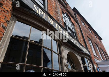 Il negozio Spencer Swaffer, un eclettico negozio di antiquariato sulla High Street ad Arundel, West Sussex, Regno Unito Foto Stock