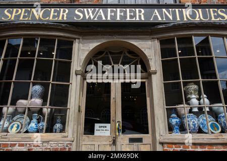 Il negozio Spencer Swaffer, un eclettico negozio di antiquariato sulla High Street ad Arundel, West Sussex, Regno Unito Foto Stock