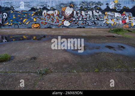 Graffiti scenici su un muro in uno stabilimento industriale a Macchiareddu Foto Stock