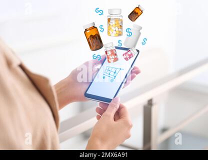 Donna con smartphone che ordina farmaci online al chiuso, primo piano Foto Stock