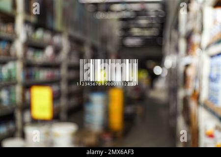 Codice a barre e vista sfocata del moderno magazzino all'ingrosso Foto Stock