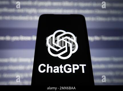 2 febbraio 2023, Ucraina: In questa foto illustrazione, il logo ChatGPT di un chatbot lanciato da OpenAI è visto su uno smartphone di fronte al suo sito web visualizzato sullo schermo del pc. (Credit Image: © Pavlo Gonchar/SOPA Images via ZUMA Press Wire) SOLO PER USO EDITORIALE! Non per USO commerciale! Foto Stock