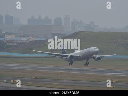 Taipei, Taiwan - 2 febbraio 2023. B-18311 Airbus A330-300 China Airlines (livrea SkyTeam) atterra all'aeroporto di Taoyuan. Taoyuan è il più grande aeroporto di Ta Foto Stock