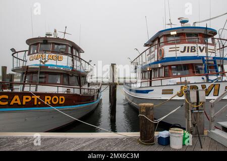 Bay Shore, New York, USA - 27 maggio 2022: Due barche da pesca a noleggio ormeggiate al Captree state Park in primo piano pronte per i clienti a pescare. Foto Stock