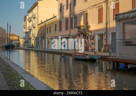 Via principale e via navigabile della città di Comacchio nel pomeriggio invernale; Comacchio, provincia di Ferrara, Emilia Romagna, Italia. Foto Stock