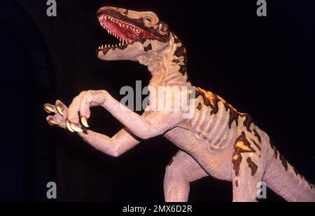 Dinosauri animatronici a grandezza naturale della società americana Dinamation Corp esposti al ‘Dinosaurs Alive!’ Mostra all'Alexandrea Palace Delight visi Foto Stock