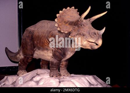 Dinosauri animatronici a grandezza naturale della società americana Dinamation Corp esposti al ‘Dinosaurs Alive!’ Mostra all'Alexandrea Palace Delight visi Foto Stock