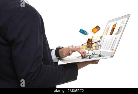 Uomo con laptop che ordina farmaci online su sfondo bianco, primo piano Foto Stock