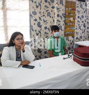 Delhi, India - 19 novembre 2022 – il campo di base per il check-up sanitario di routine è stato organizzato dai medici specialisti dell'ospedale MAX, paziente di salute annuale Foto Stock