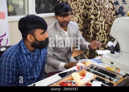 Delhi, India - 19 novembre 2022 – il campo di base per il check-up sanitario di routine è stato organizzato dai medici specialisti dell'ospedale MAX, paziente di salute annuale Foto Stock