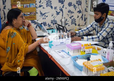 Delhi, India - 19 novembre 2022 – il campo di base per il check-up sanitario di routine è stato organizzato dai medici specialisti dell'ospedale MAX, paziente di salute annuale Foto Stock