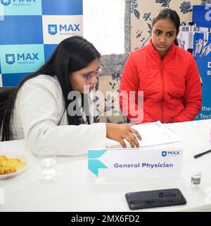 Delhi, India - 19 novembre 2022 – il campo di base per il check-up sanitario di routine è stato organizzato dai medici specialisti dell'ospedale MAX, paziente di salute annuale Foto Stock