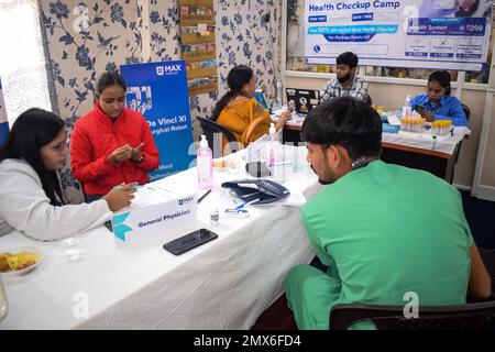 Delhi, India - 19 novembre 2022 – il campo di base per il check-up sanitario di routine è stato organizzato dai medici specialisti dell'ospedale MAX, paziente di salute annuale Foto Stock