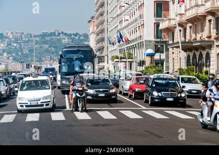 Il traffico si è fermato ad un passaggio pedonale a Napoli Foto Stock