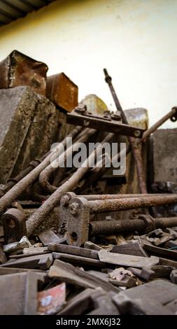 Rottami di metallo, vecchie macchine utensili industriali, apparecchiature per metalli ruvi, rifiuti industriali, rottami di ferro, focalizzazione soggettiva, scarti di acciaio rifiuti di metallo spazzatura tenuti ou Foto Stock