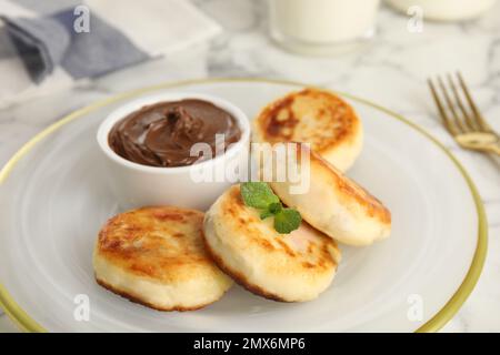 Deliziosi pancake al formaggio casolare con pasta di cioccolato su piatto, primo piano Foto Stock