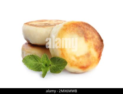 Deliziosi pancake al formaggio casolare con menta isolata sul bianco Foto Stock