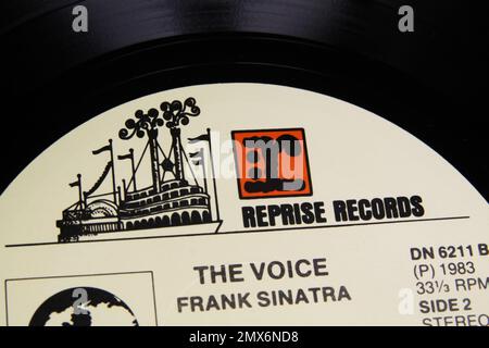 Viersen, Germania - 8. Giugno 2022: Primo piano dell'etichetta del disco in vinile con la scritta del logo Reprise Records Foto Stock