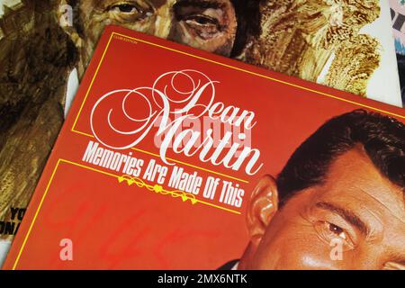 Viersen, Germania - 8. Giugno 2022: Primo piano dell'album di copertina del cantante americano Dean Martin Foto Stock