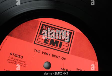 Viersen, Germania - 8. Giugno 2022: Primo piano dell'etichetta discografica in vinile con la scritta con il logo dei record EMI Foto Stock