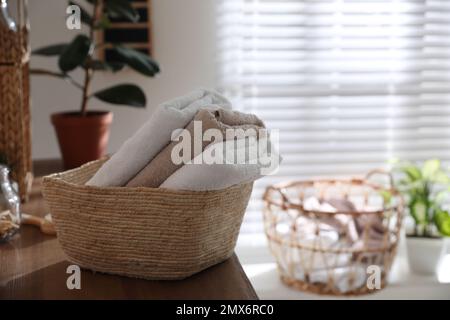 Cestino con asciugamani freschi su scaffale interno. Elemento interno del bagno Foto Stock