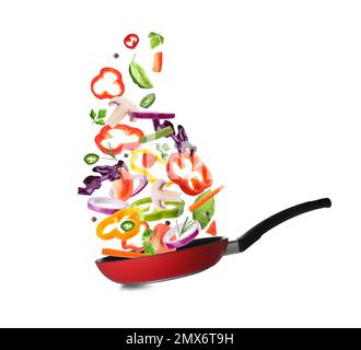 Verdure diverse che cadono in padella su fondo bianco. Processo di cottura Foto Stock