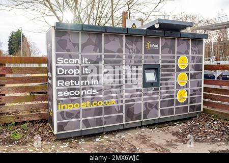 Punto di servizio del deposito pacchi InPost presso la stazione ferroviaria di Sandbach, Cheshire UK Foto Stock