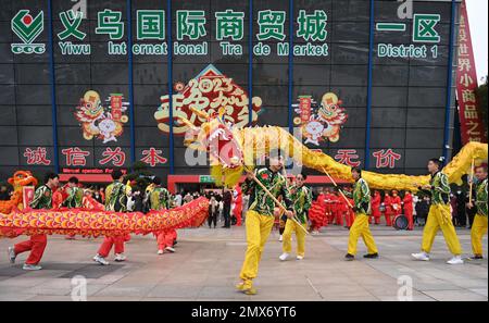 Yiwu, la provincia cinese di Zhejiang. 2nd Feb, 2023. La gente si esibirà durante le celebrazioni per dare il benvenuto al primo giorno lavorativo dell'anno del coniglio al mercato Internazionale di Yiwu City, nella Provincia di Zhejiang della Cina orientale, il 2 febbraio 2023. Circa 75.000 commercianti al mercato internazionale di Yiwu il giovedì hanno accolto il loro primo giorno di affari nell'anno del coniglio. PER ANDARE CON 'il mercato cinese di Yiwu int'l riapre dopo il Festival di Primavera' credito: Huang Zongzhi/Xinhua/Alamy Live News Foto Stock